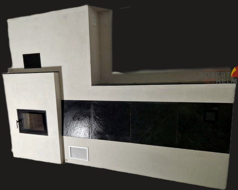 Eckkachelofen mit Sichtfenster und schwarzen Kacheln
